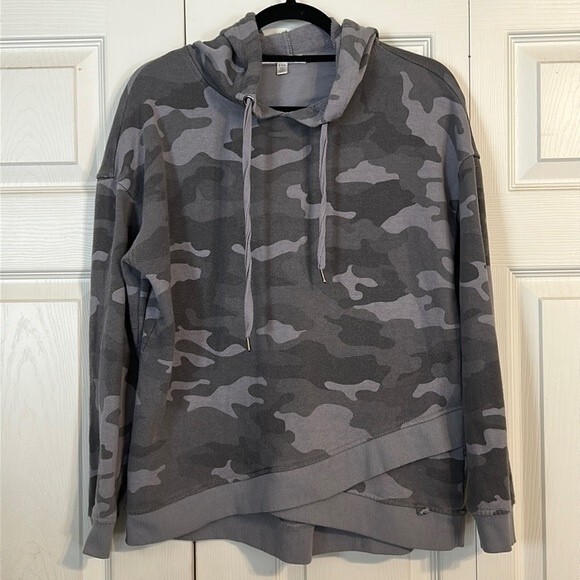 SEVEN7 Size Small Women's Camouflage Hooded Sweatshirt Asymmetrical Hem Stretch - Picture 1 of 8